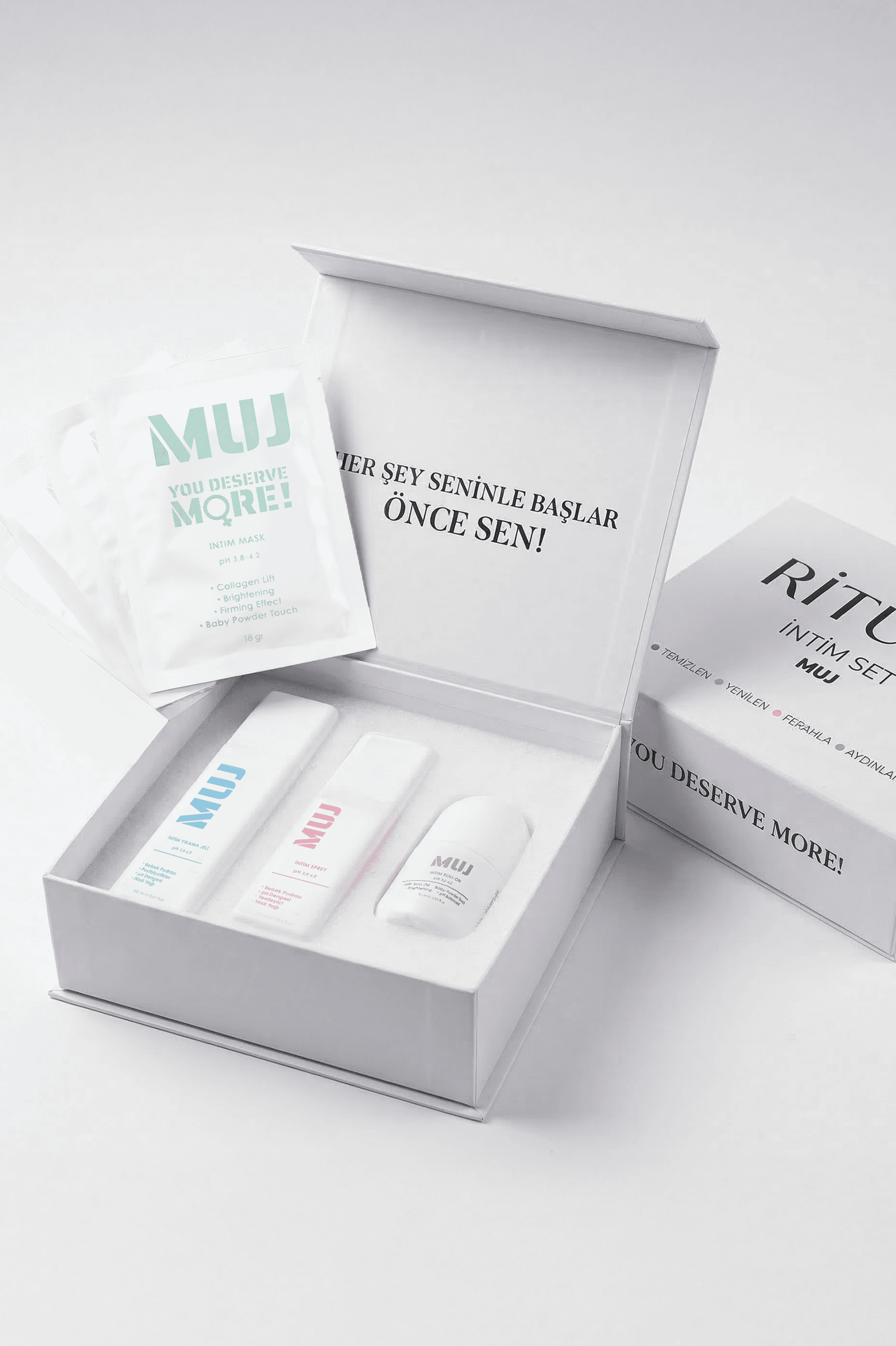 MUJ Ritüel İntim Set: yıkama jeli, sprey ve roll-on kutunun içinde, yanında maske saşeleri